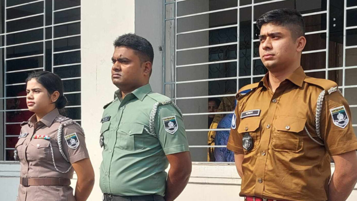 বাঁ দিক থেকে পুলিশ, র্যাব ও আনসার বাহিনীর নতুন পোশাক