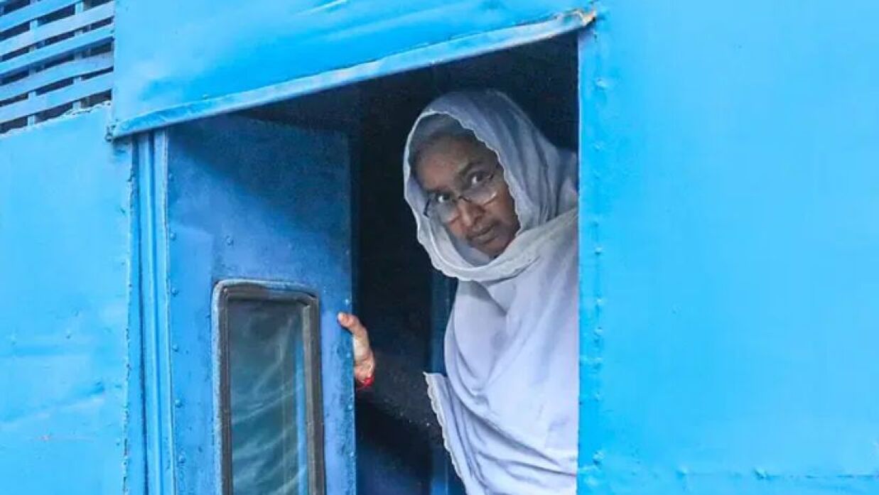 কাঠগড়ায় দাঁড়িয়ে টিস্যু পেপারে পাঁচ মিনিট ধরে চিঠি লিখলেন দীপু মনি