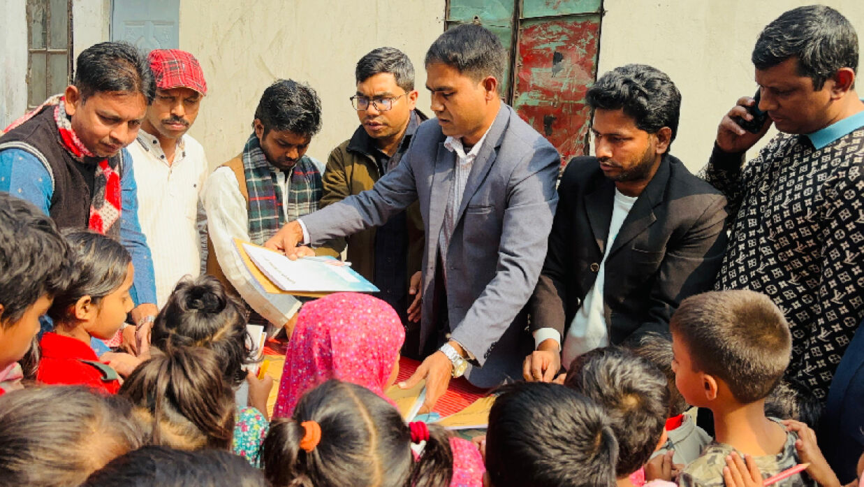 সুবিধাবঞ্চিত পথশিশুদের মাঝে শিক্ষাসামগ্রী বিতরণ