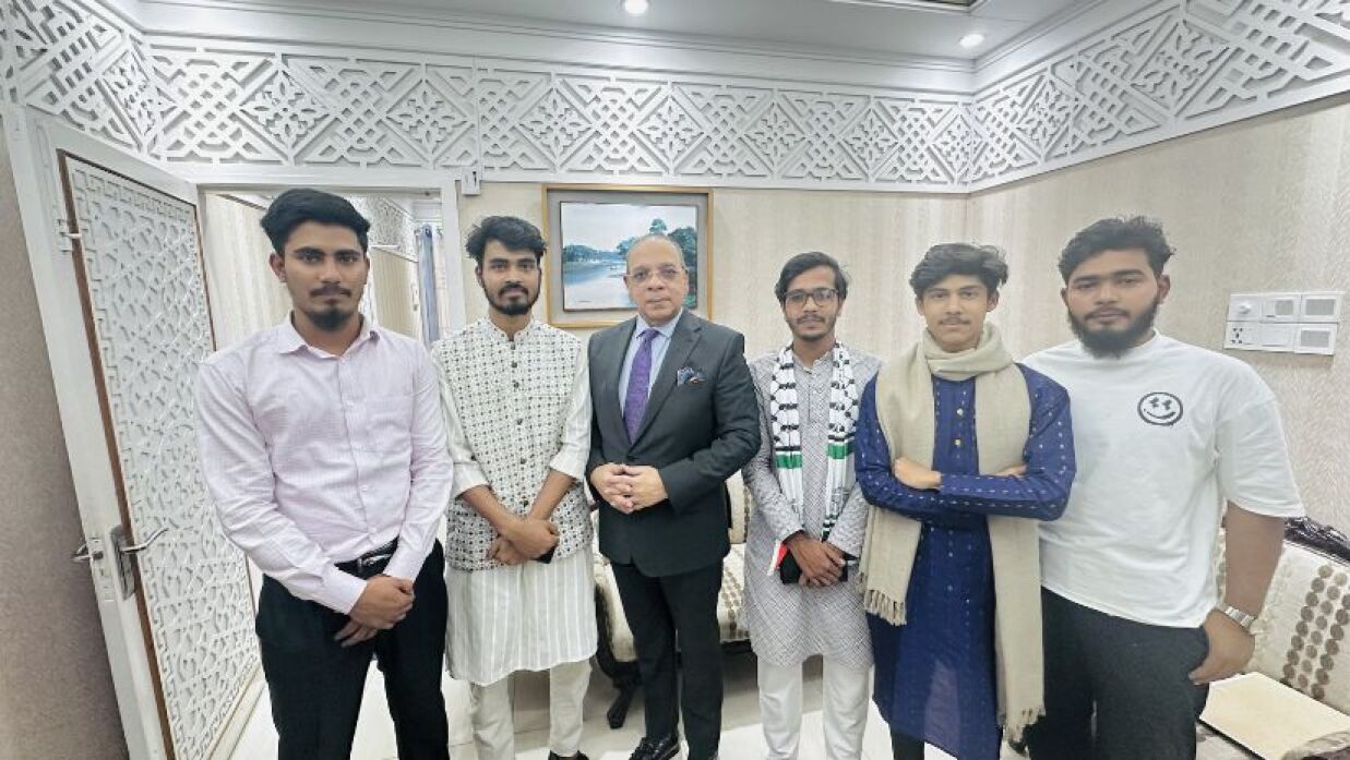 প্রধান বিচারপতির সাথে শিক্ষার্থীদের সাক্ষৎ