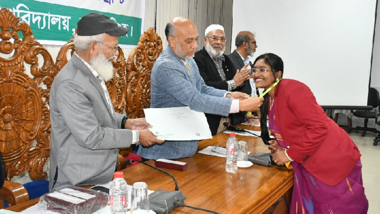 কৃতী শিক্ষার্থীদের মাঝে স্বর্ণপদক ও বৃত্তি প্রদান