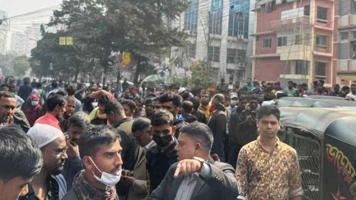 প্রবাসীদের সড়ক অবরোধ