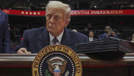 আইনি বাধ্যবাধকতা পালন করতে টিকটককে ৭৫ দিন সময় দিলেন ট্রাম্প