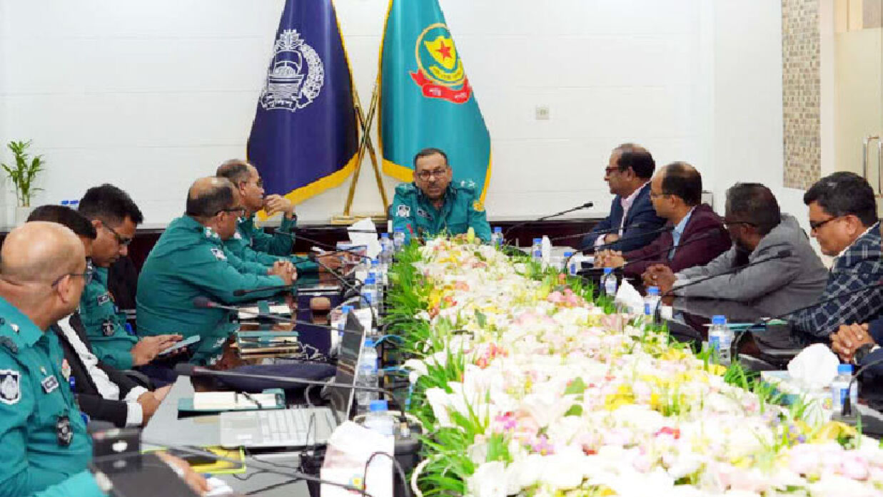 পুলিশের পোশাক নিয়ে কথা বলছেন ডিএমপি কমিশনার