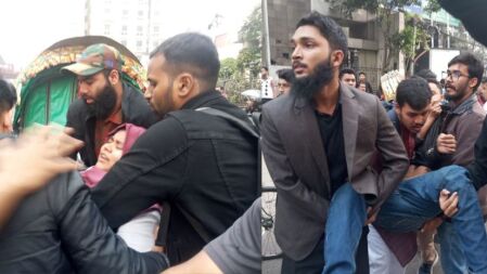 ‘বৈষম্যবিরোধীদের কেন্দ্রীয় অফিসে ছাত্রলীগের মতো আমাদের পিটাইছে’