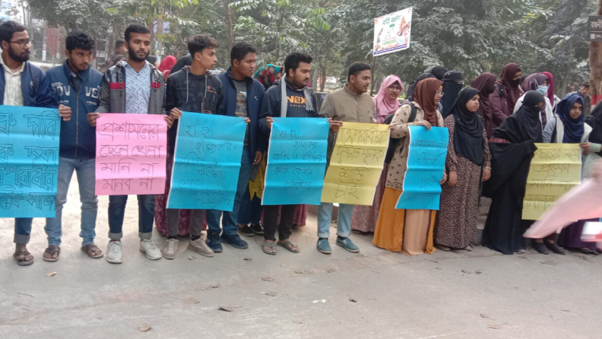 বেরোবি ক্যাম্পাসের মিডিয়া চত্বরে অবস্থান কর্মসূচি শিক্ষার্থীদের
