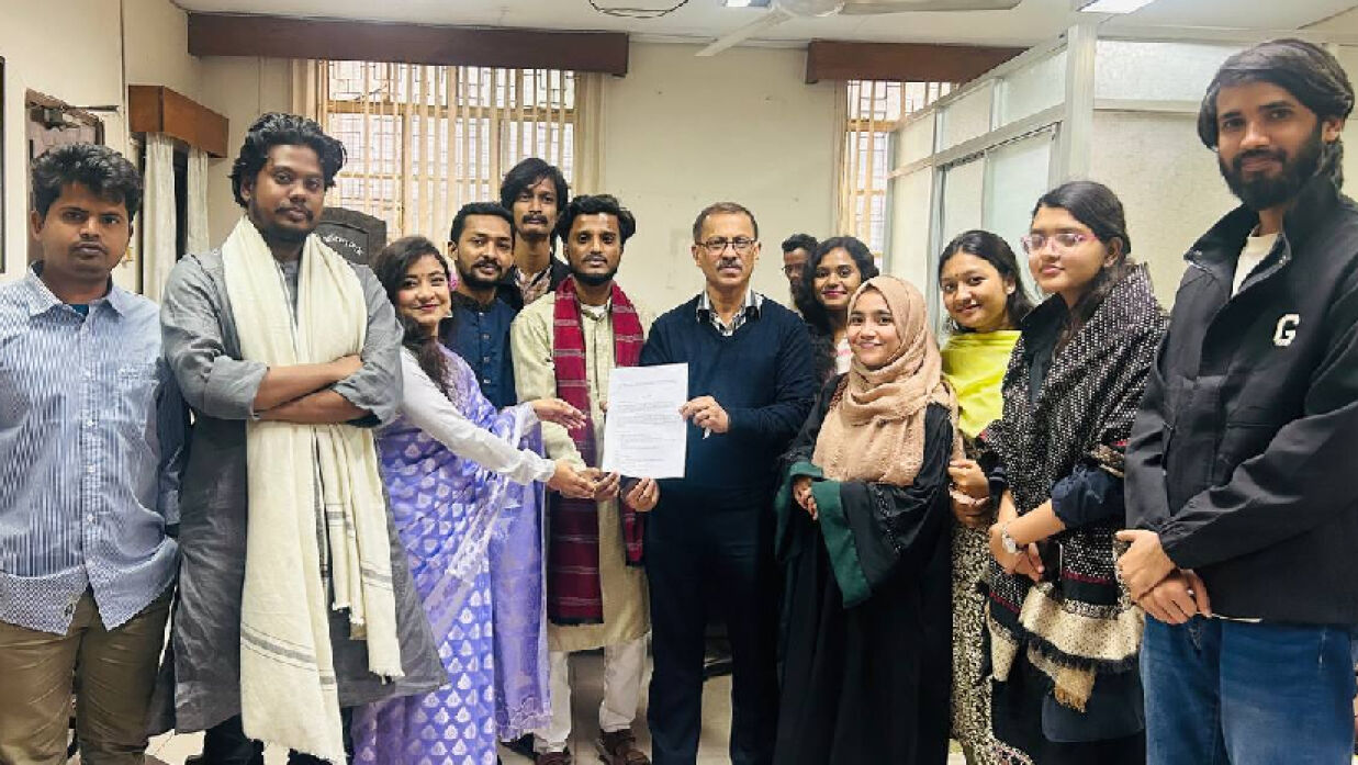 স্মারকলিপি প্রদান করছে শিক্ষার্থীরা