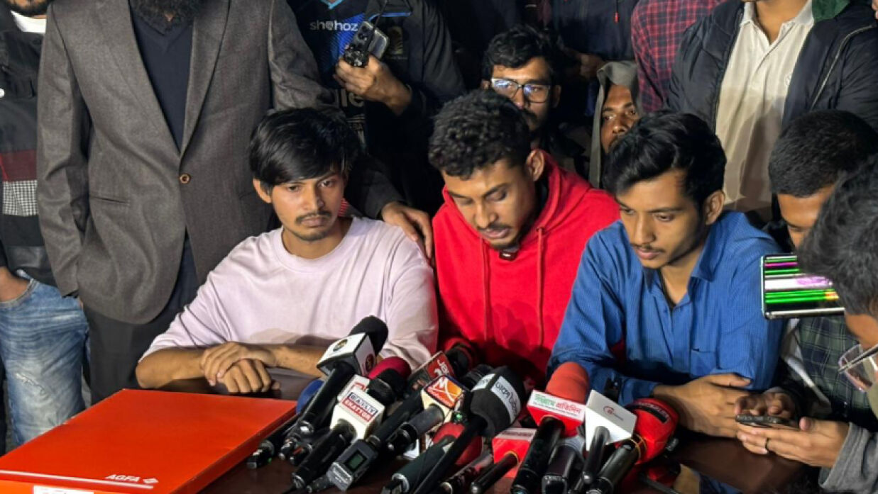 সংবাদ সম্মেল বিক্ষোভকারী শিক্ষার্থীরা