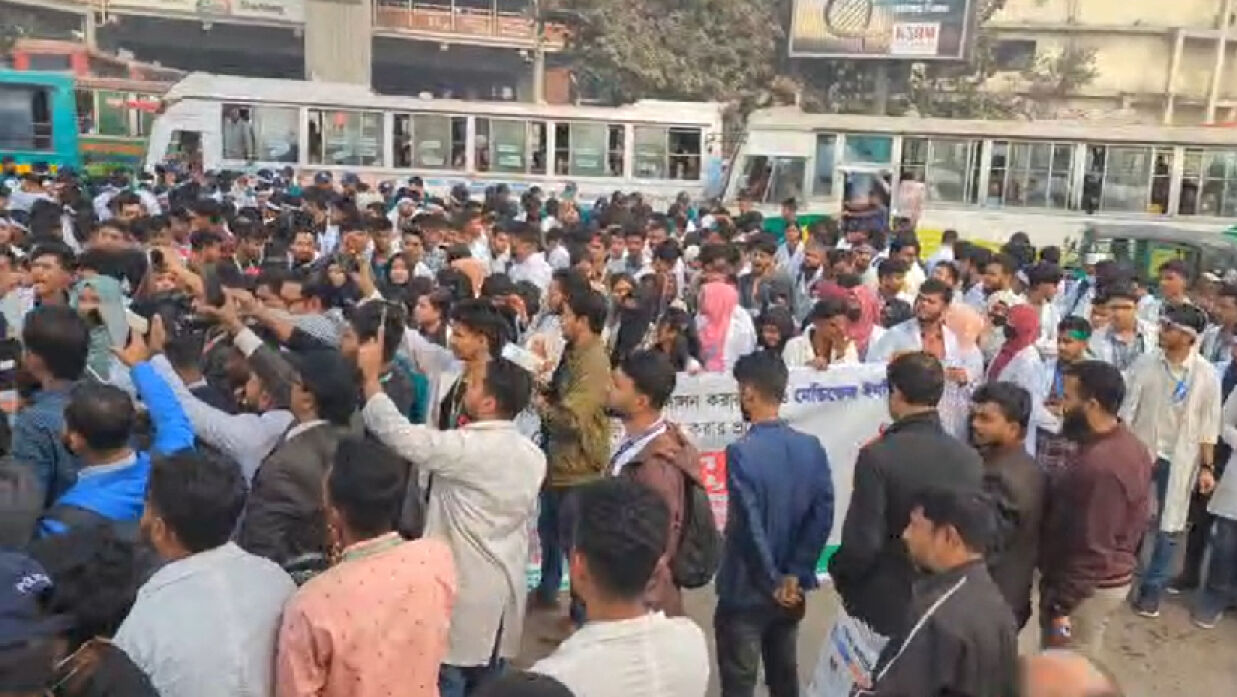 শাহবাগ মোড়ে ডিপ্লোমা মেডিকেল শিক্ষার্থীদের অবস্থান