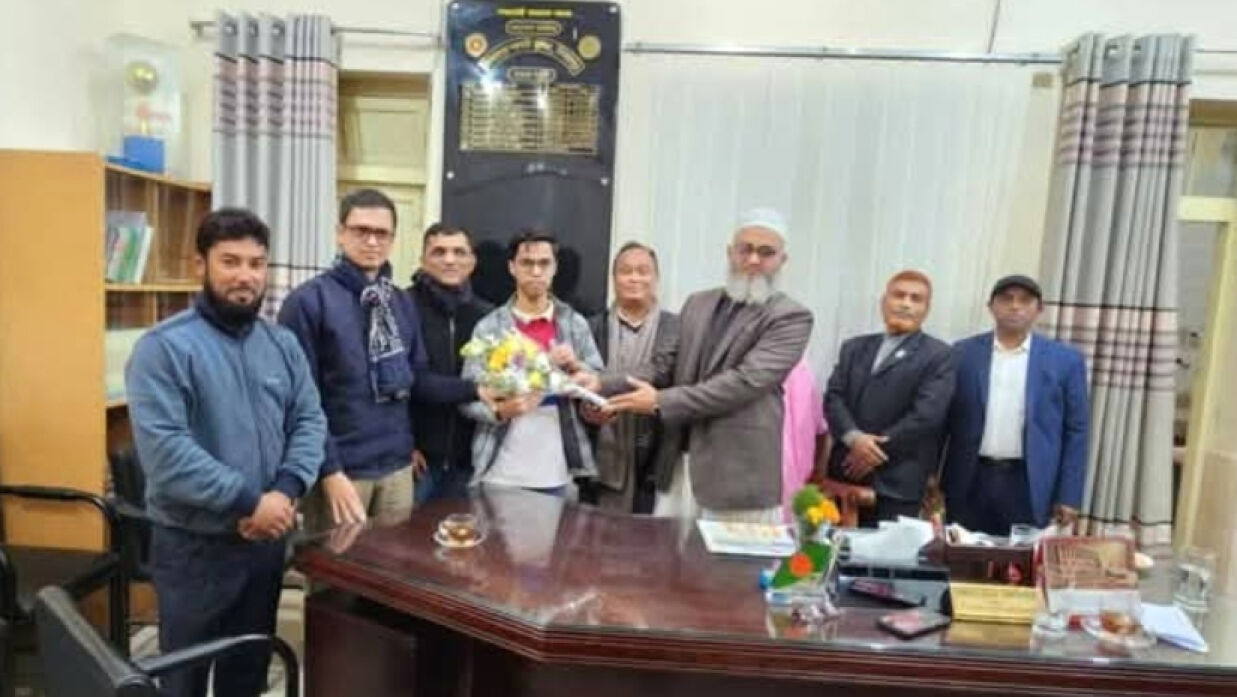 আবুল ফাইয়াজকে ফুল দিয়ে শুভেচ্ছা জানাচ্ছেন অধ্যক্ষ এ কে এম আল আব্দুল্লাহ