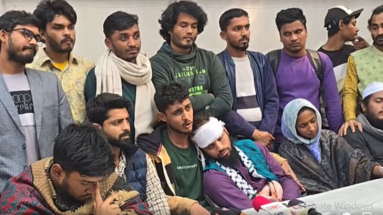 সংবাদ সম্মেলনে আহত শিক্ষার্থীরা