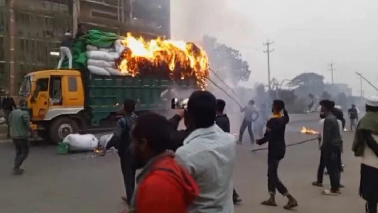 কারখানা খুলে দেওয়ার দাবিতে ৫ বাসে আগুন বেক্সিমকোর কর্মীদের