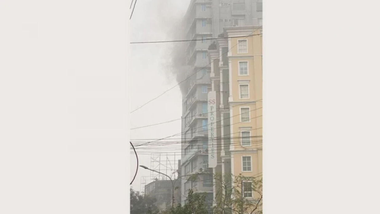 পান্থপথে বহুতল ভবনে আগুন