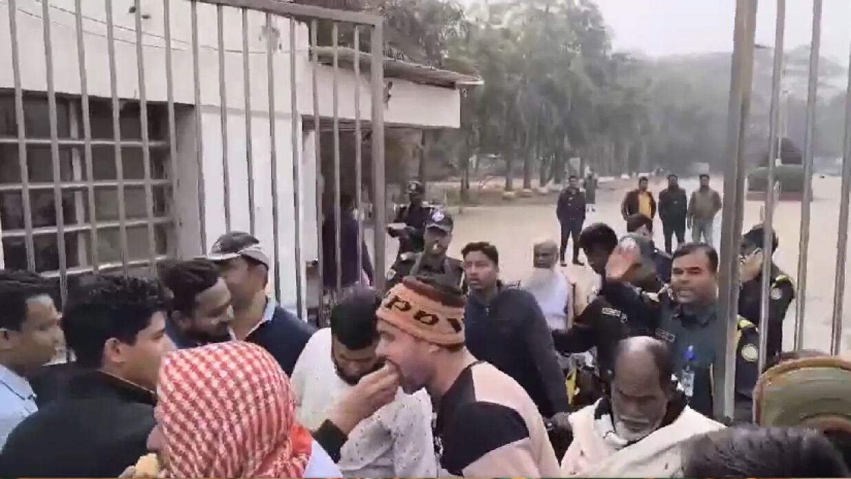 কারাগার থেকে বেরিয়ে আসা সাবেক বিডিআর সদস্যদের মিষ্টি মুখ করাচ্ছেন স্বজনরা।