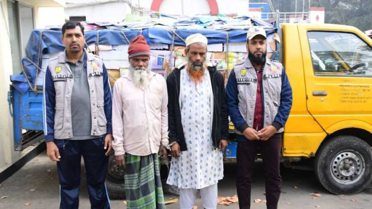 ১০ হাজার বই জব্দ, গ্রেপ্তার ২ জন