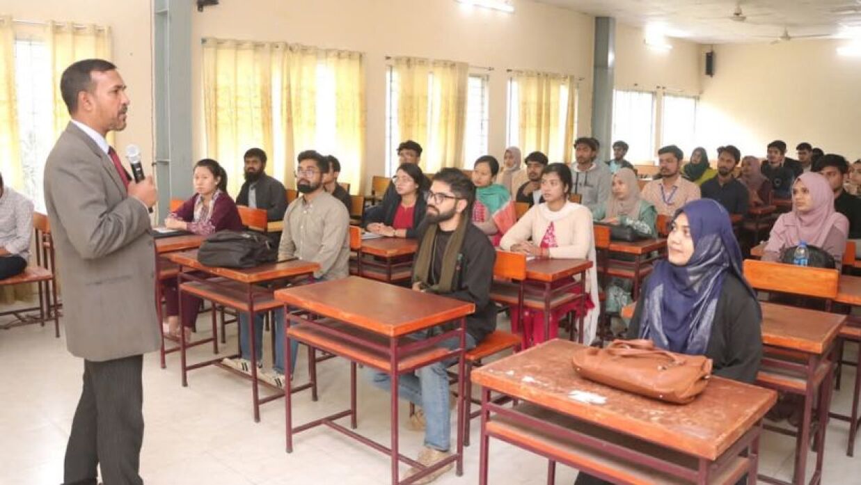 শ্রেণি প্রতিনিধিদের সাথে মতবিনিময় রাবিপ্রবি উপাচার্যের