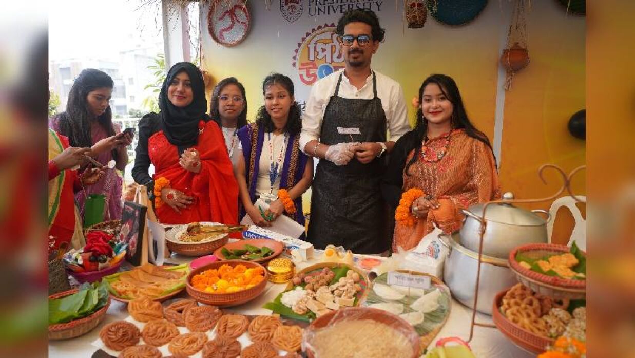 পিঠা উৎসবে বাহারি রকমের পিঠা-পুলি