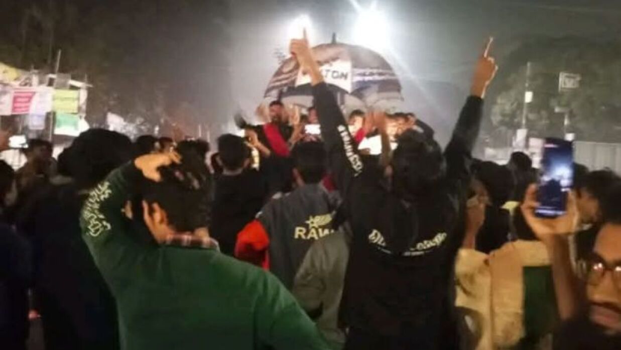 বিক্ষোভ করছে ঢাকা কলেজ