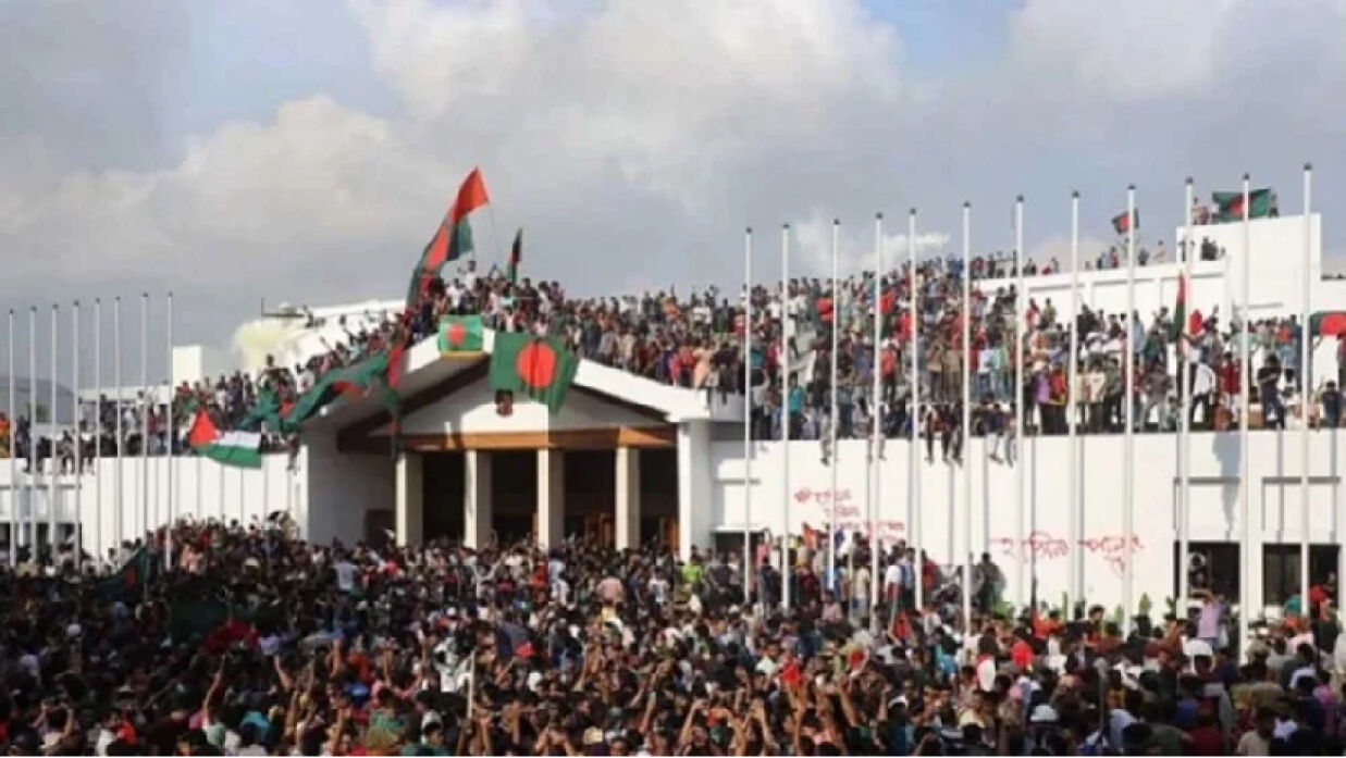 ৫ আগস্ট হাসিনা সরকার পতনের পর গণভবনে ছাত্র-জনতা