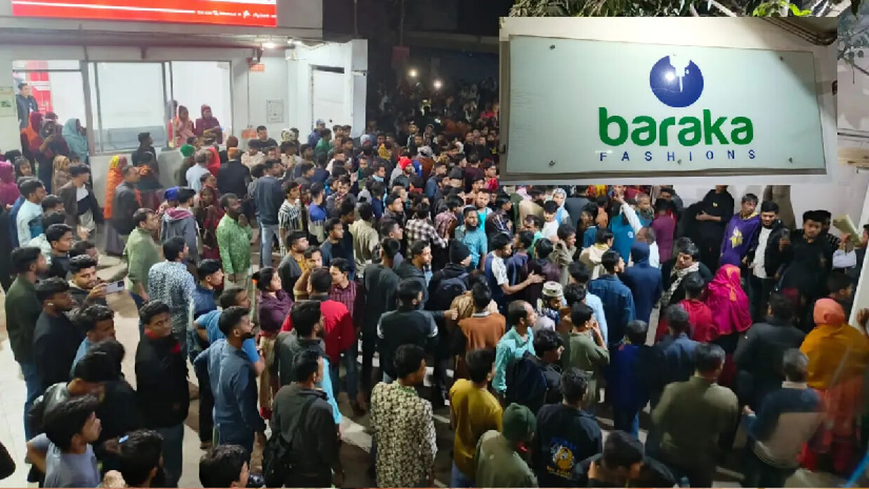 কারখানার সামনে অসুস্থ শ্রমিকদের স্বজন ও ক্ষুব্ধ শ্রমিকরা।