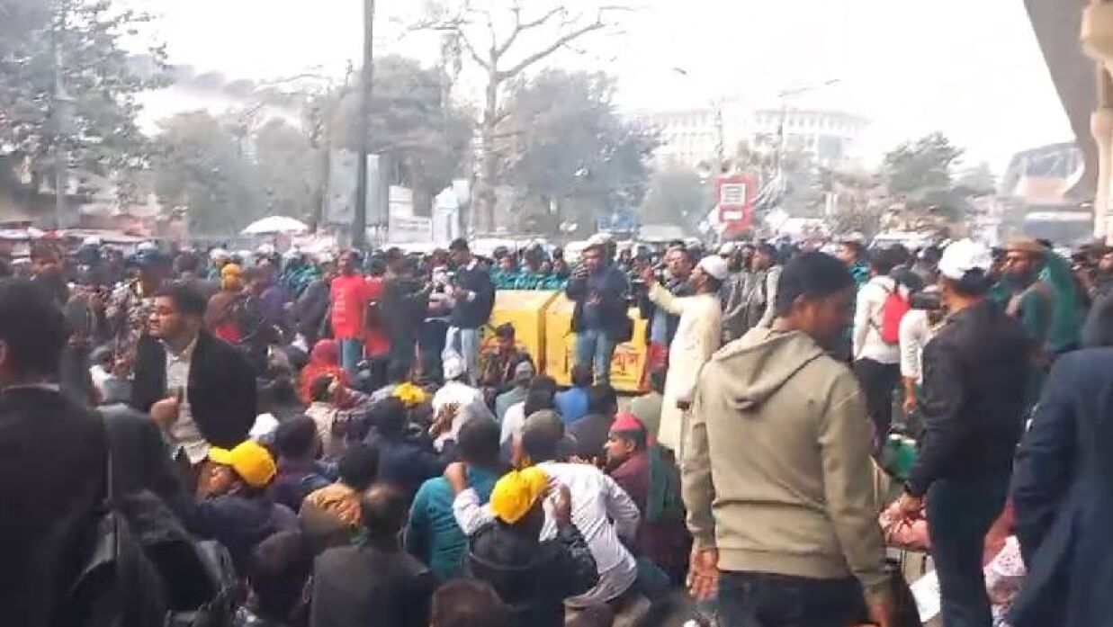 শাহবাগে অবস্থান আন্দোলনরত শিক্ষকদের