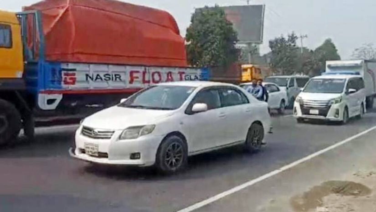 গাড়ি থামিয়ে চালকদের ঘুম, মহাসড়কে ৫ কিলোমিটার যানজট
