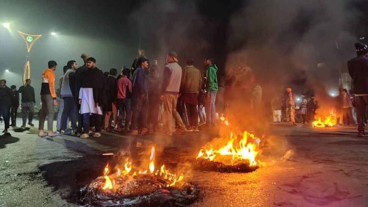 সড়কে আগুন জ্বালিয়ে বিক্ষোভ স্থানীয়দের
