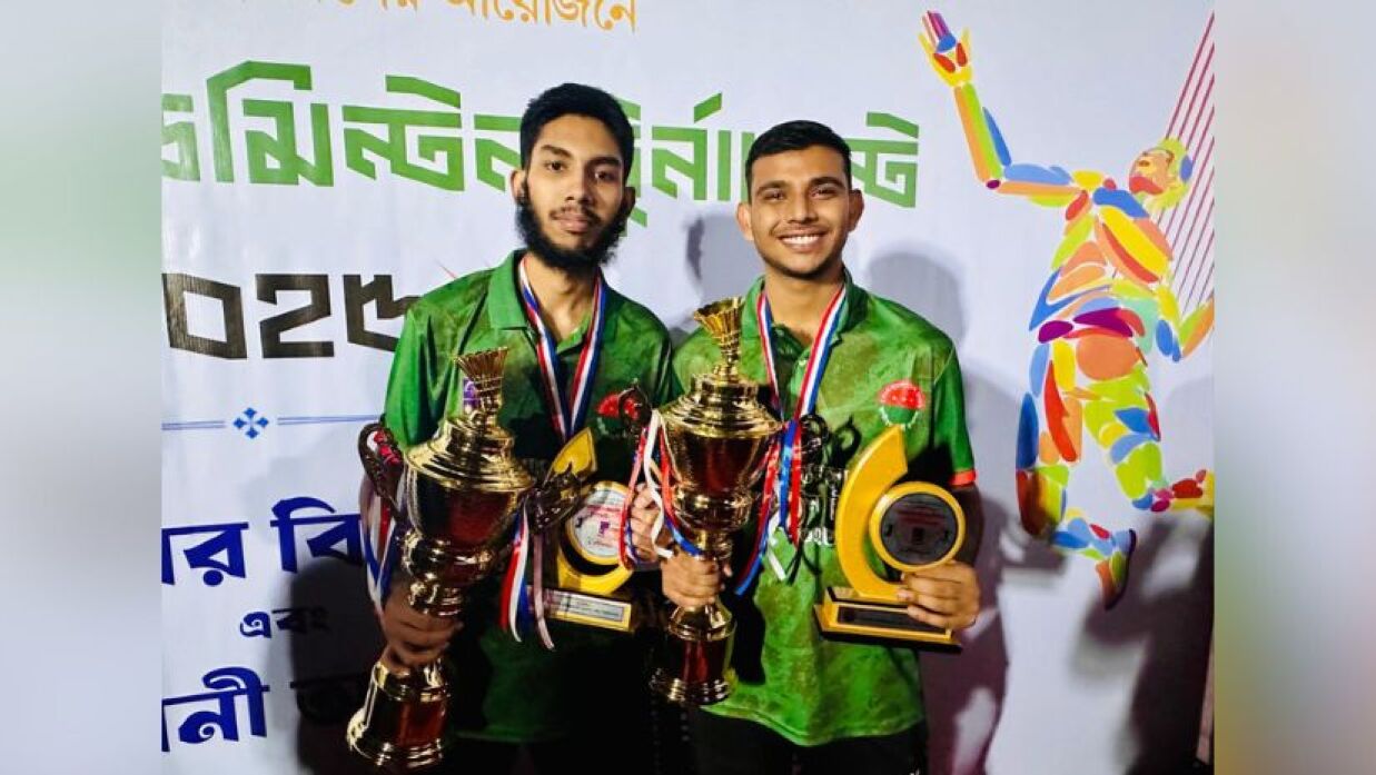 চ্যাম্পিয়ন হওয়ার পর মো. মাহদীজ্জামান জ্যোতি (ডানে)