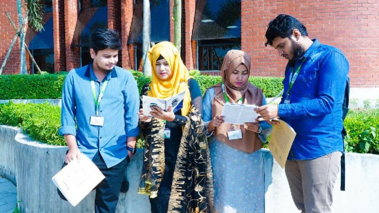 বিশ্ববিদ্যালয় শিক্ষার্থী