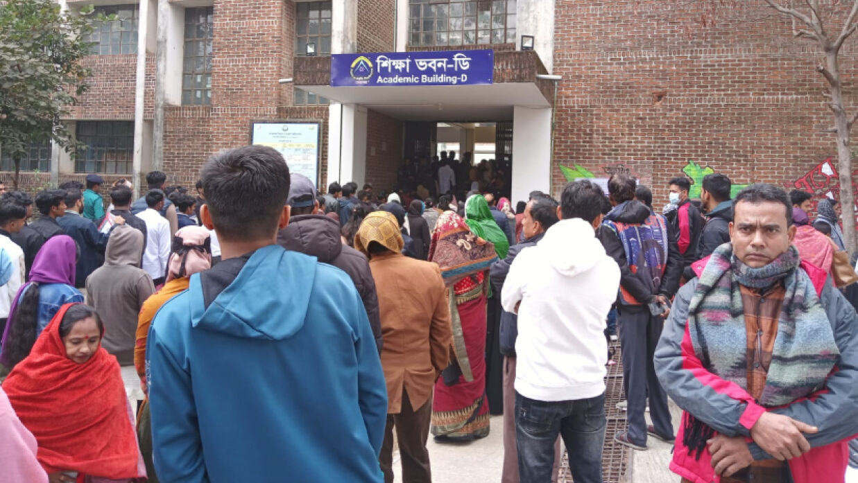বাইরে অপেক্ষায় অভিভাবকরা