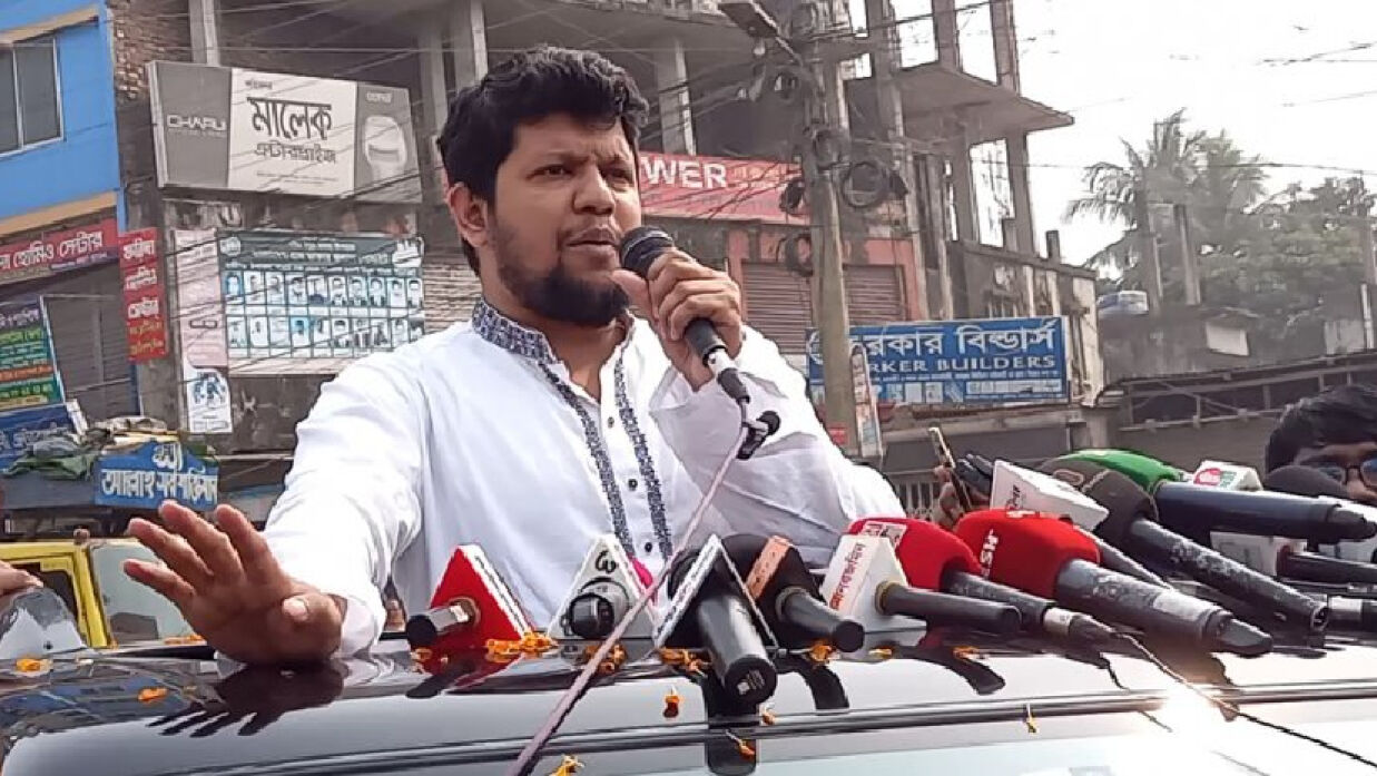 চাঁদপুরের হাজীগঞ্জে এক পথসভায় মাহফুজ আলম