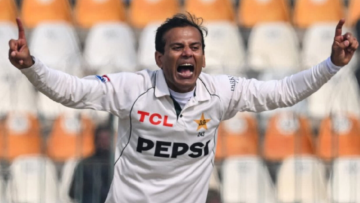 ইতিহাস গড়লেন পাক স্পিনার, যে নজির আর কারও নেই