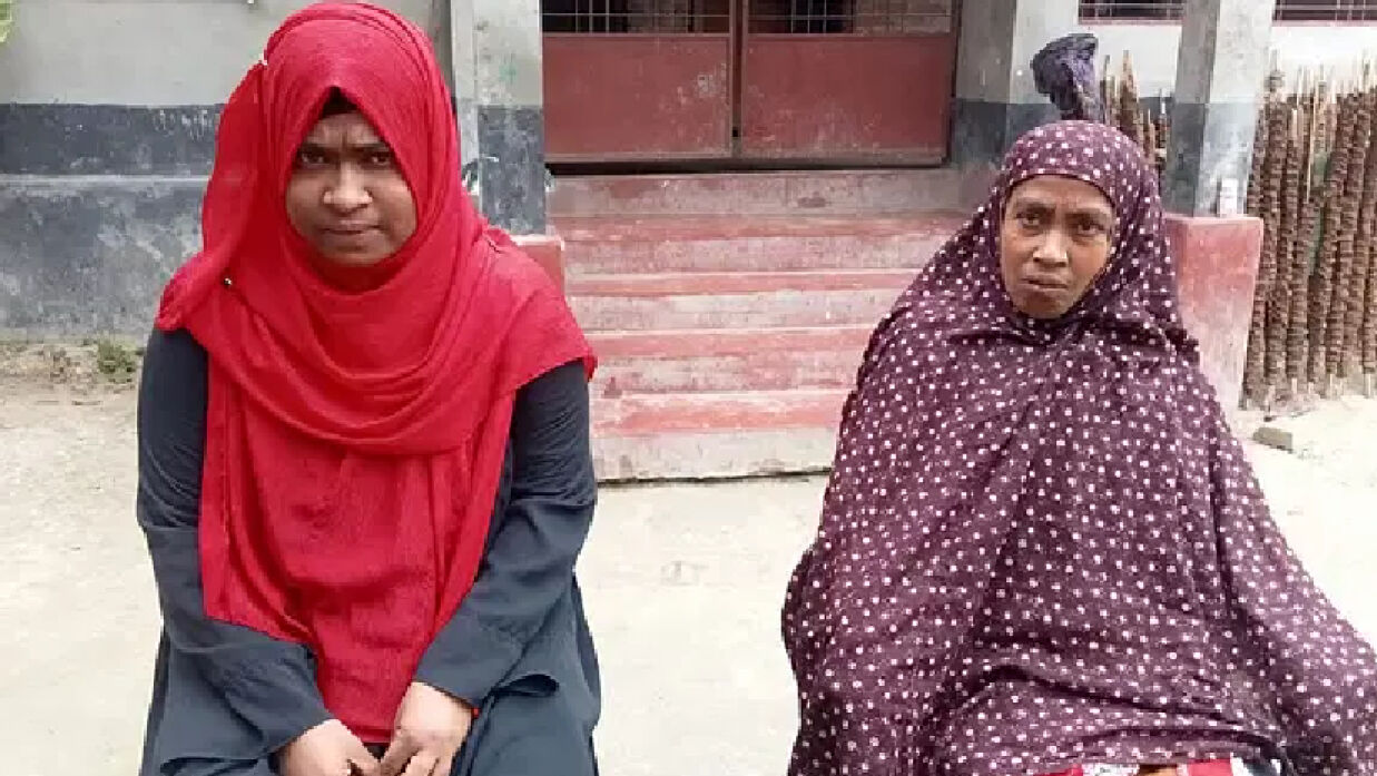 মা শামছুন্নাহার বেগমের সঙ্গে নাদিরা খাতুন (বাঁয়ে)