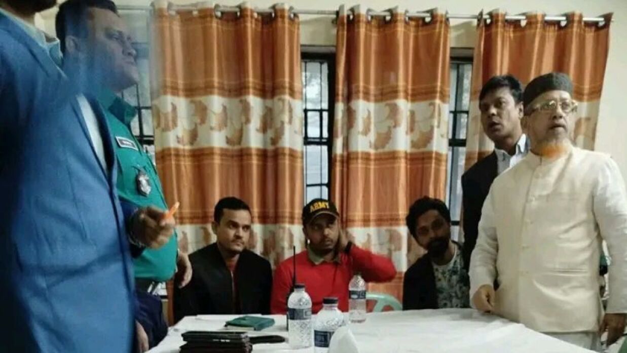 এ ঘটনার পর ওসির রুমে কলেজ ছাত্রদলের সভাপতি জসিম ও সাধারণ সম্পাদক রুবেলকে দেখা যায়