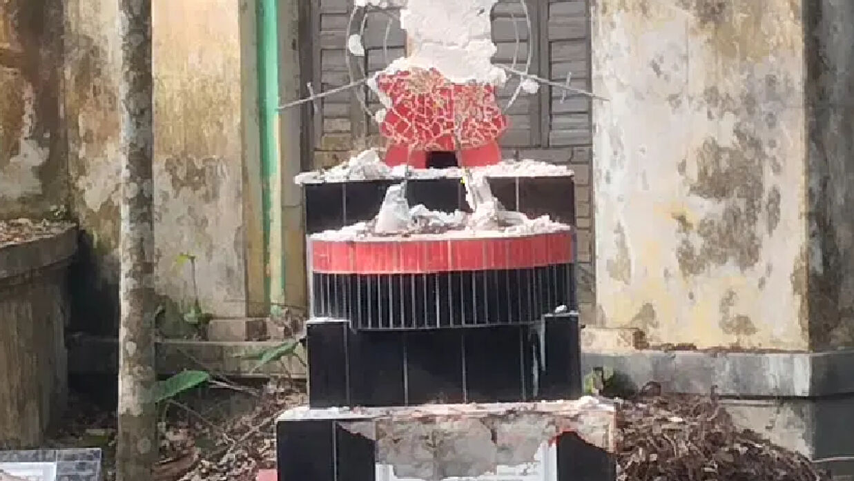 দুই ছাত্রলীগ নেতার ভাস্কর্য ও স্মৃতিস্তম্ভ ভাঙচুর করা হয়