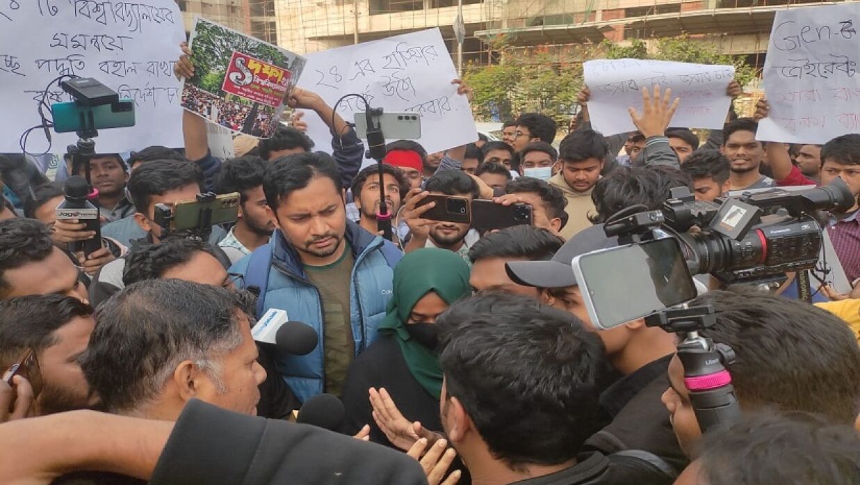 ইউজিসির প্রতিনিধির সঙ্গে কথা বলছেন আন্দোলনরত শিক্ষার্থীরা