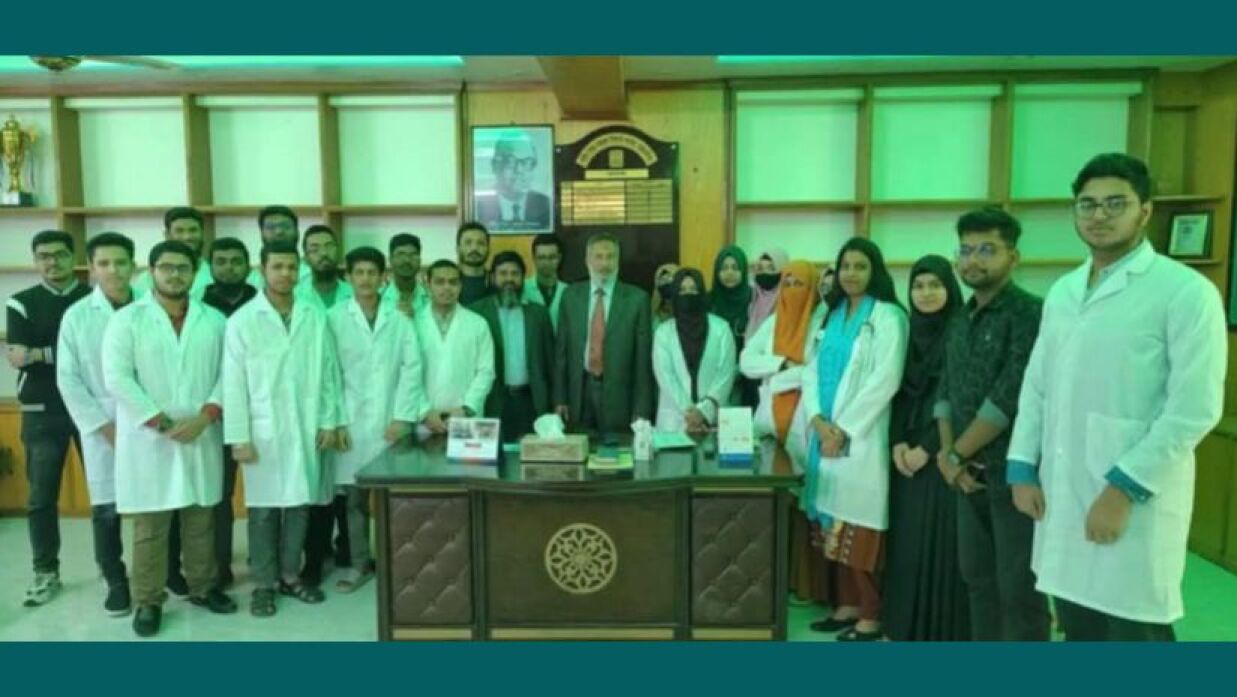 মেডিকেলে ভর্তির সুযোগ পাওয়া শিক্ষার্থীদের সঙ্গে কলেজের অধ্যক্ষ