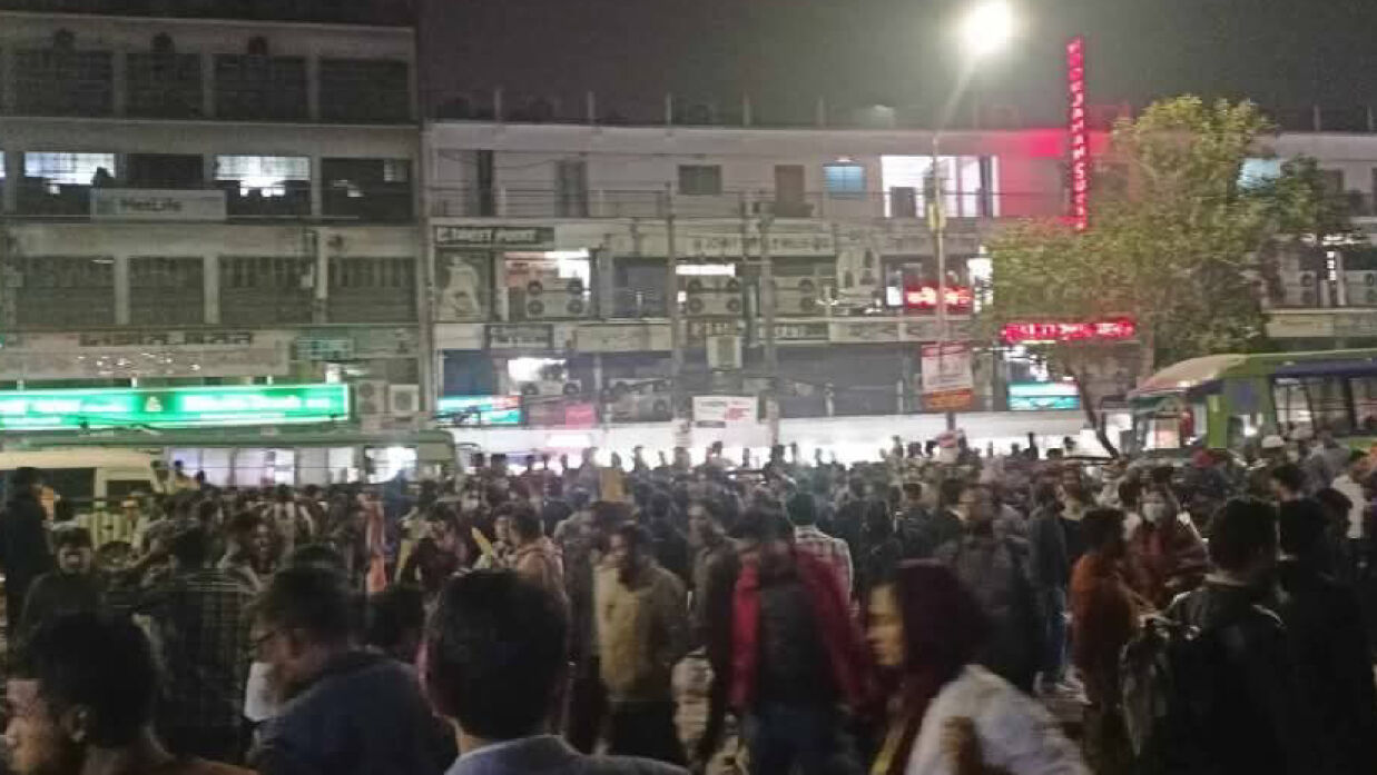 রাজধানীর সায়েন্স ল্যাব মোড় ও আশাপাশের মিরপুর সড়ক অবরোধ শিক্ষার্থীদের