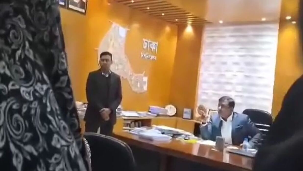 ঢাবি প্রো-ভিসি কার্যালয়ে ৭ কলেজের শিক্ষার্থীদের হট্টগোল