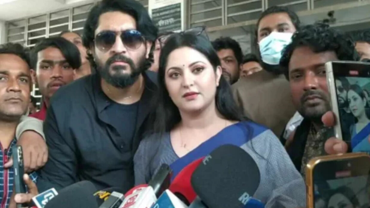 জামিন পাওয়ার পর সংবাদমাধ্যমের সঙ্গে কথা বলছেন চিত্রনায়িকা পরীমণি