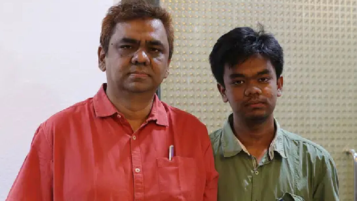 প্রয়াত গ্র্যান্ডমাস্টার জিয়াউর রহমানের সঙ্গে তার ছেলে তাহসিন তাজওয়ার