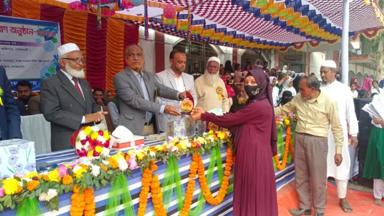 ক্রীড়া প্রতিযোগিতা ও পুরস্কার বিতরণ অনুষ্ঠানে পুরস্কার নিচ্ছেন শিক্ষার্থী