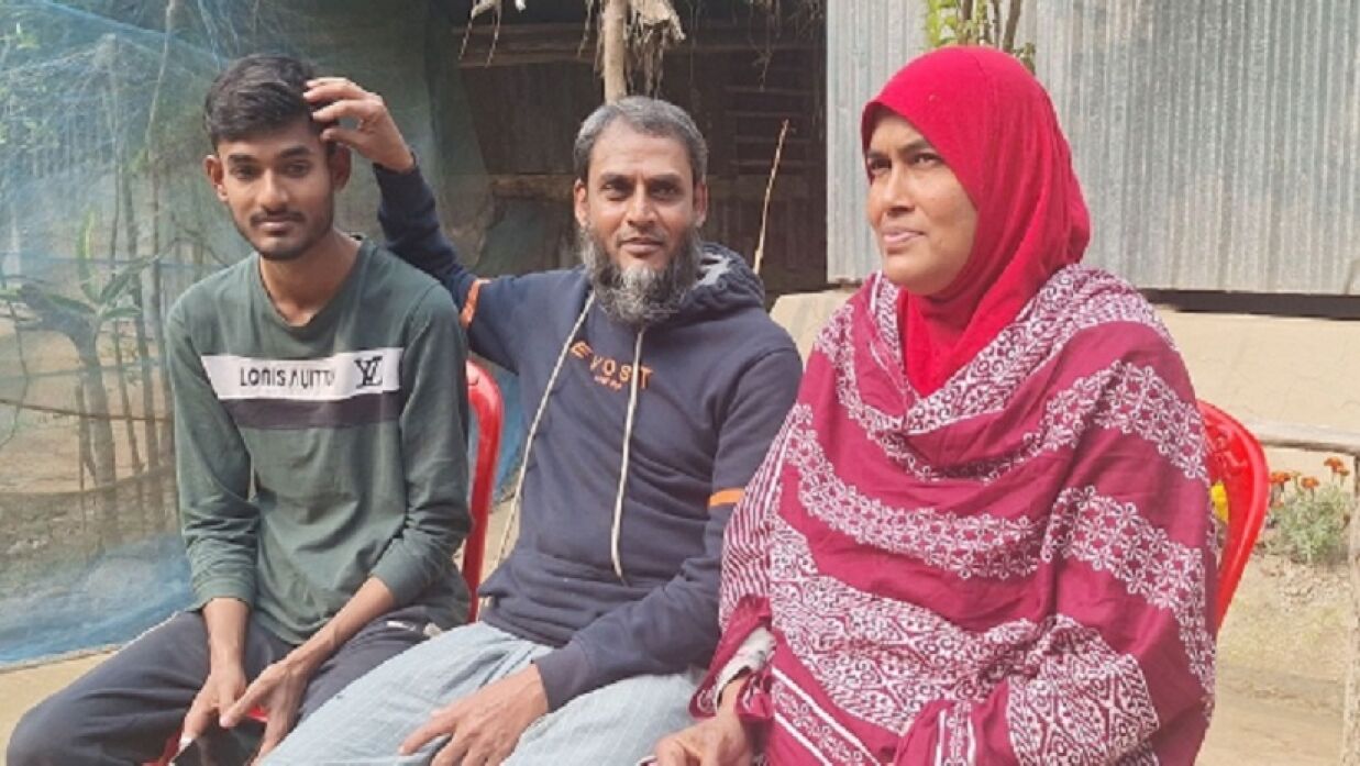পরিবারের সদস্যদের সঙ্গে আলতাফ হোসেন