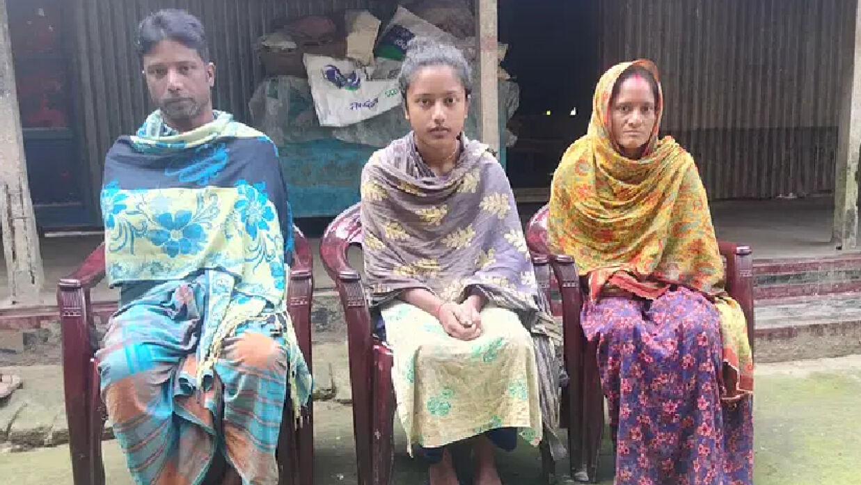 বাবা-মায়ের সঙ্গে নন্দিনী রানী সরকার (মাঝে)