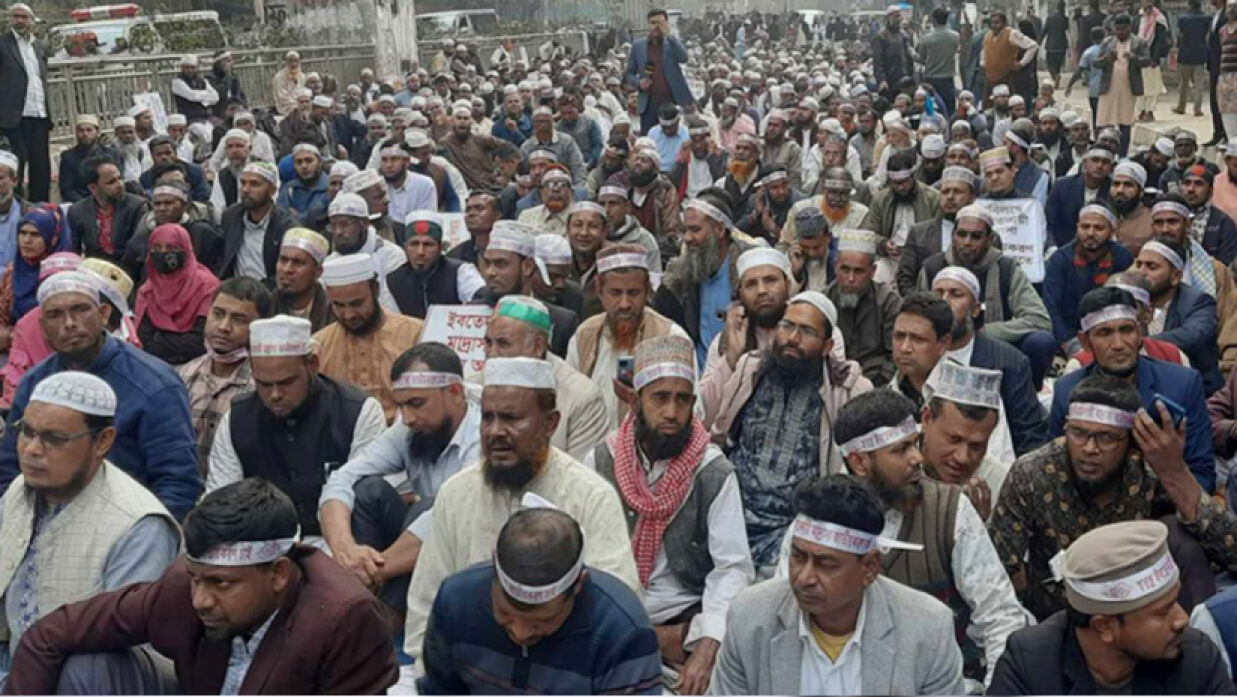 আন্দোলনরত ইবতেদায়ি শিক্ষকরা