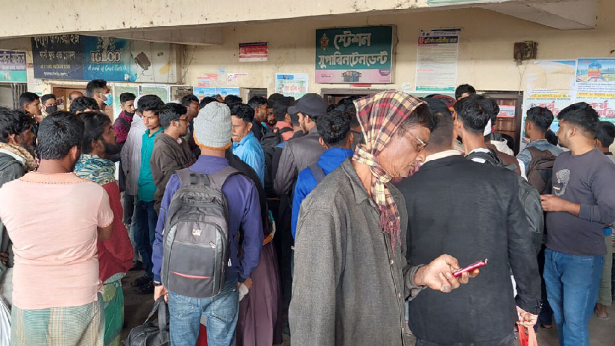 ময়মনসিংহে বিক্ষুব্ধ যাত্রীরা অবরুদ্ধ করে রেখেছেন স্টেশন সুপারিনটেনডেন্ট