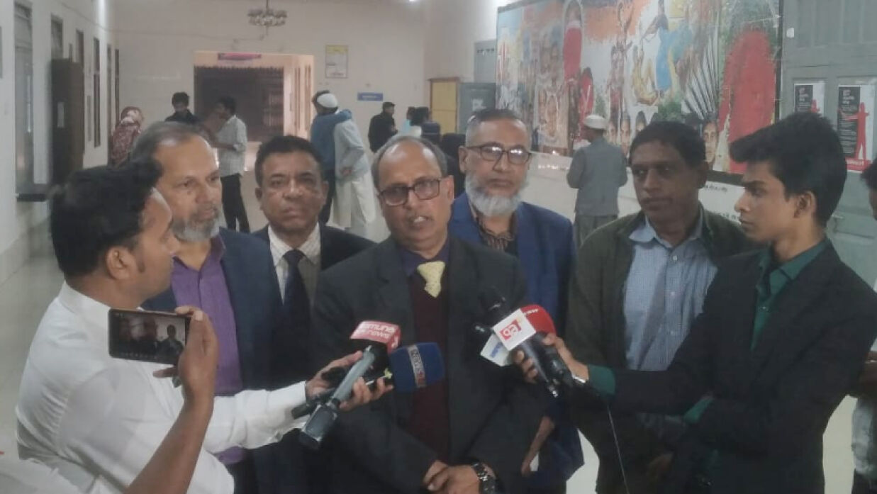 সংবাদ সম্মেলনে কথা বলছেন শিক্ষকরা