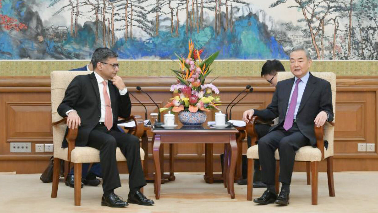 চীনের পররাষ্ট্রমন্ত্রী ওয়াং ই এবং ভারতের পররাষ্ট্রসচিব বিক্রম মিশ্রি