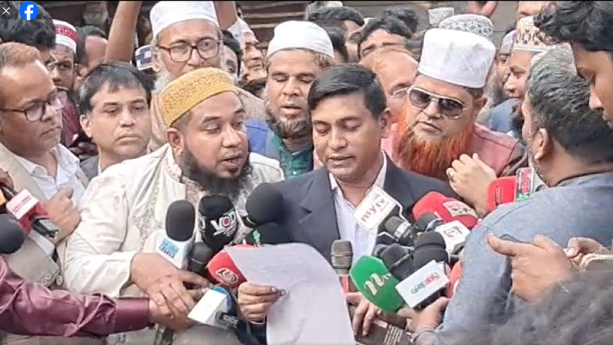 ইবতেদায়ি মাদ্রাসা শিক্ষকদের দাবি মেনে নেওয়ার ঘোষণা দিচ্ছেন এস এম মাসুদুল হক