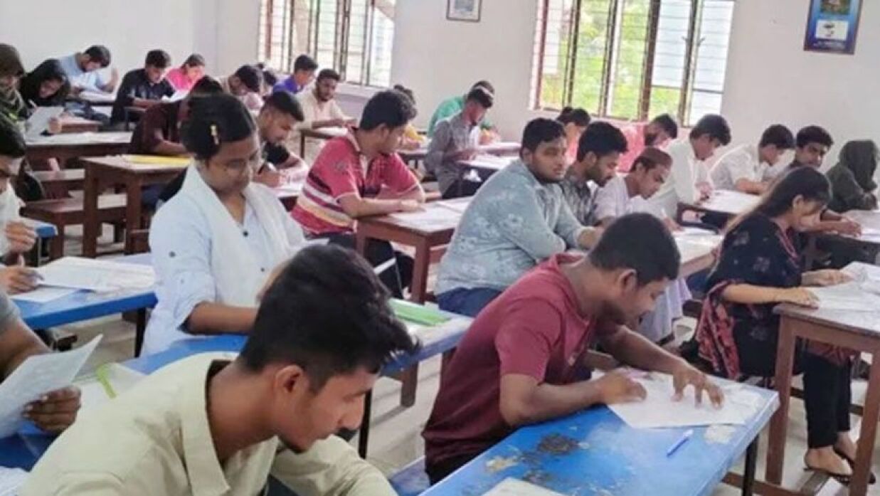 শিক্ষার্থীরা পরীক্ষা দিচ্ছেন
